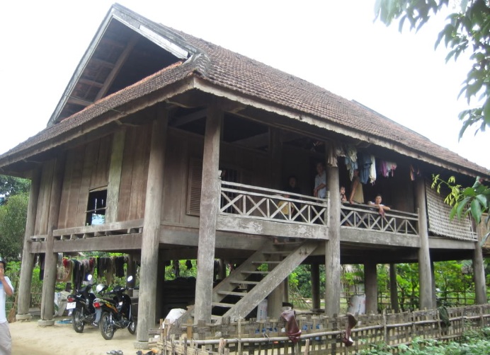 Una casa su palafitte di gruppi etnici vietnamiti