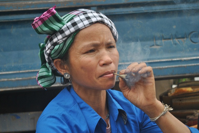 Mujer-étnica-fumando-tabaco