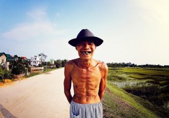 bel sorriso uomo vietnamita