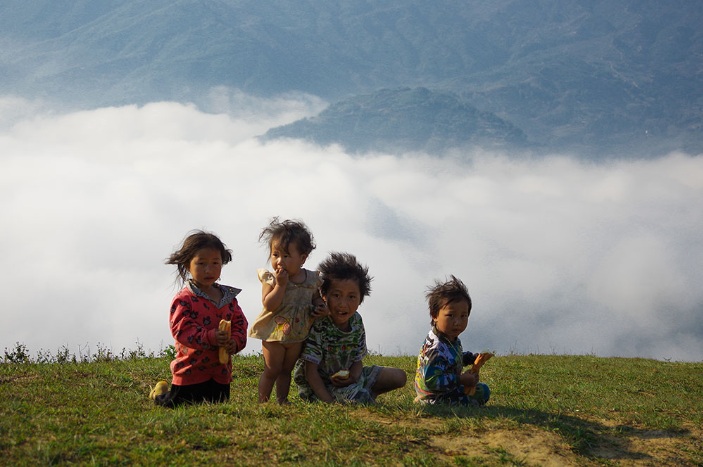 des-enfants-ethniques-sur-la-route-vietnam