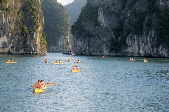 kayaking-halong