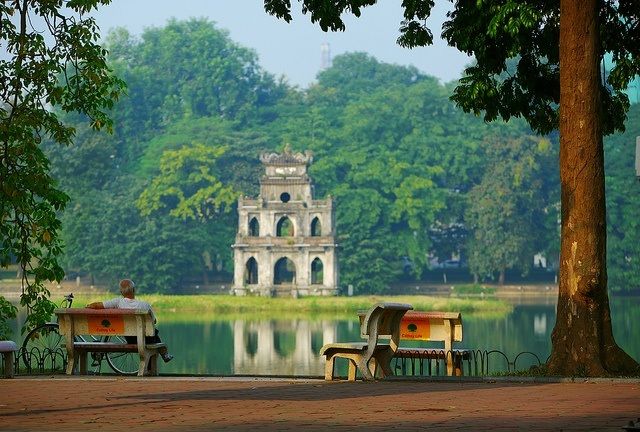 il-bordo-di-lago-di-hoan-kiem-hanoi-vietnam-foto