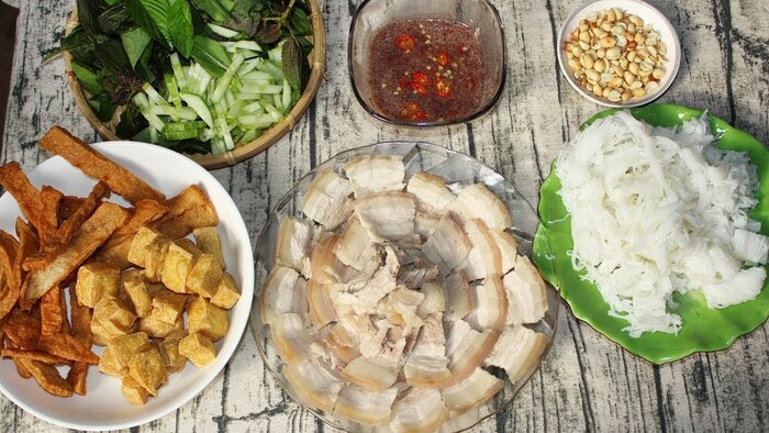 street-food-bun-dau-vietnam