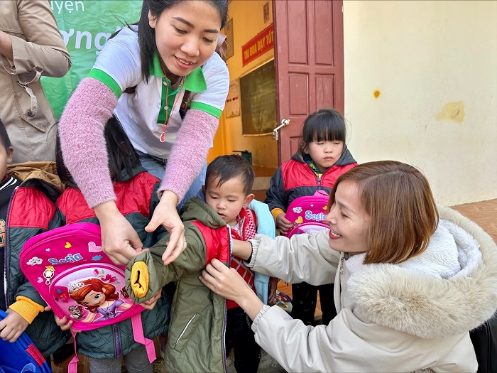  regalare materiale scolastico ai bambini horizon vietnam travel