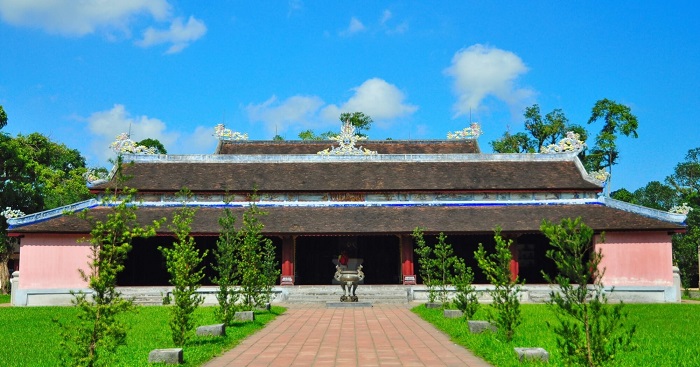 temple-de-dai-hung-hue-vietnam