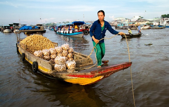 mercato-galleggiante-nel-sud-vietnam