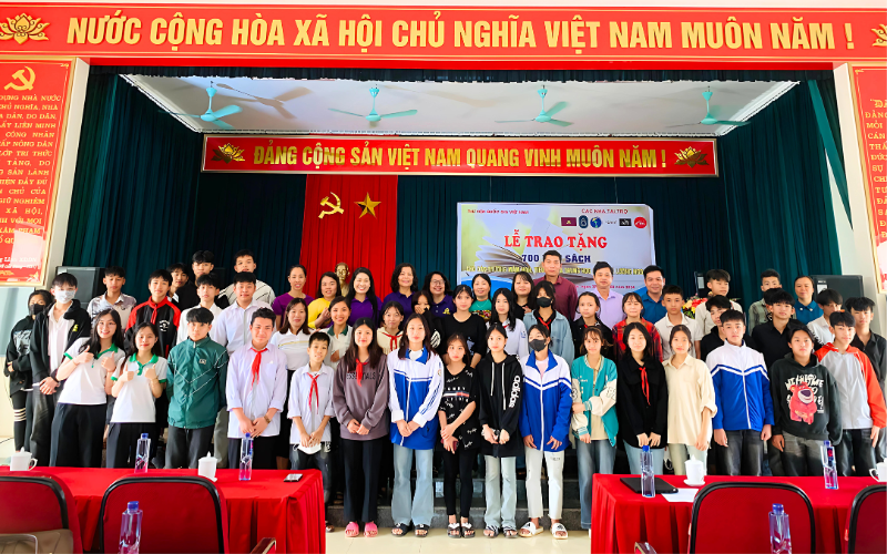 Horizon Vietnam, in collaborazione con altri partner, ha donato 800 libri alle scuole del comune di Luong Ngoai