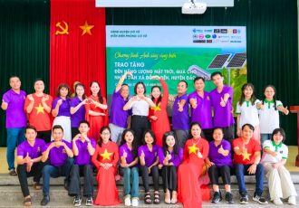 Horizon Vietnam Travel e altri co-sponsor hanno donato 100 lampioni solari a Đồng Tiến, Cô Tô