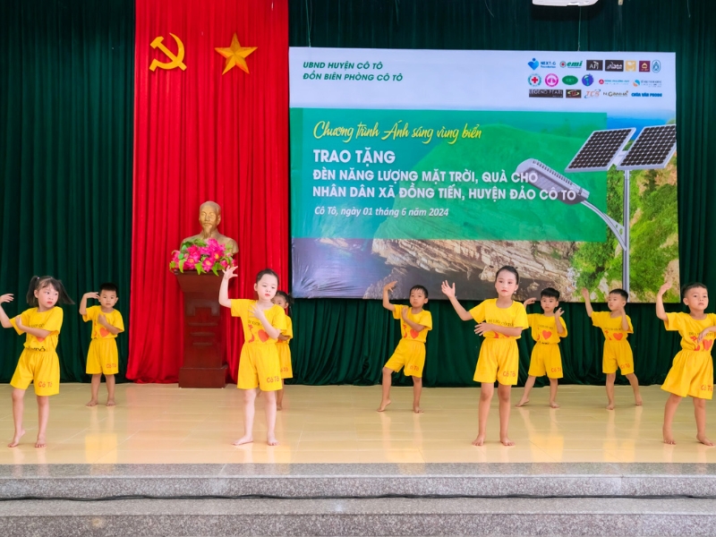 Horizon Vietnam I bambini della scuola materna si esibiscono nell'ambito del programma “Luce per la Regione Marittima”.