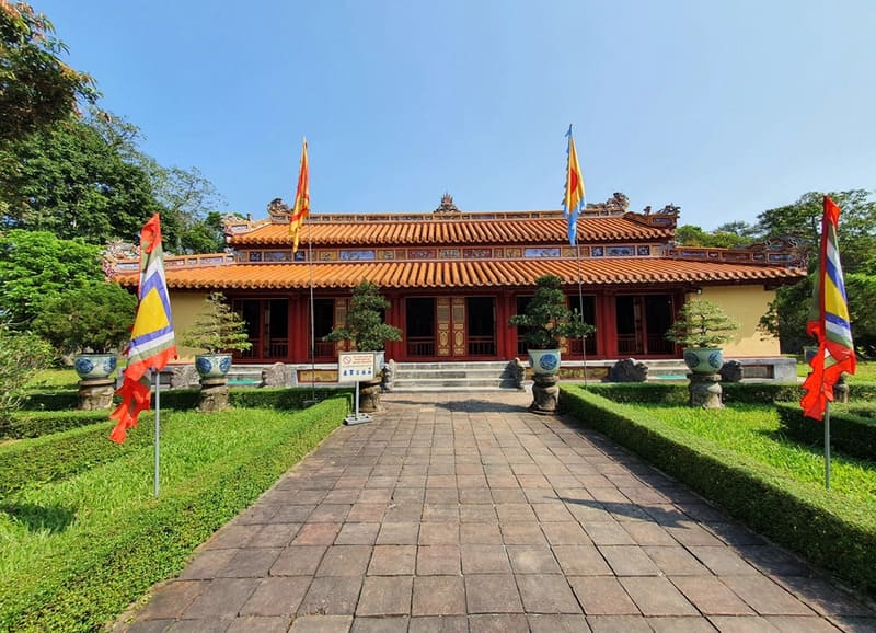 mausoleo-di-gia-long-hue