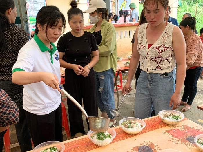 Il-team-di-Horizon-Vietnam-Travel-prepara-deliziose-ciotole-di-Bun-Moc-per-i-bambini